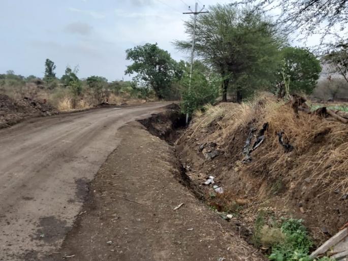 Growth to the Khambale road | वाढोली ते खंबाळे रस्त्याची दुरवस्था Growth to the Khambale road | वाढोली ते खंबाळे रस्त्याची दुरवस्था