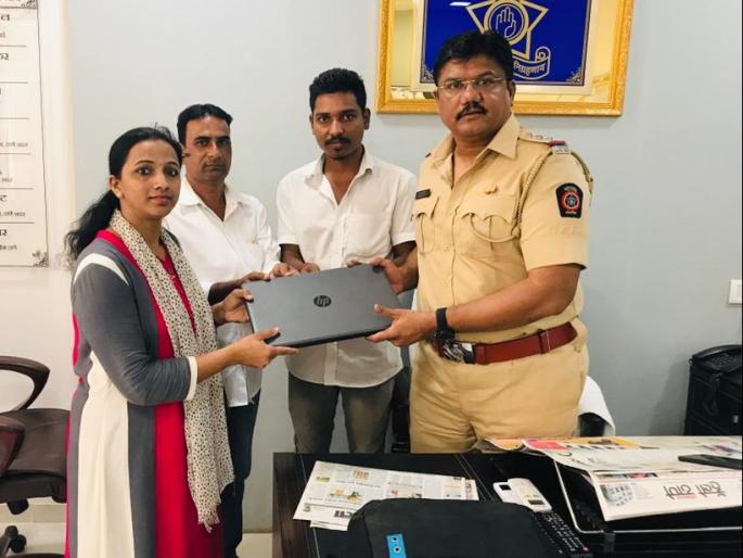 The woman recovers a laptop due to an honest rickshaw driver in Thane | ठाण्यातील प्रामाणिक रिक्षा चालकामुळे महिलेला पुन्हा मिळाला लॅपटॉप The woman recovers a laptop due to an honest rickshaw driver in Thane | ठाण्यातील प्रामाणिक रिक्षा चालकामुळे महिलेला पुन्हा मिळाला लॅपटॉप
