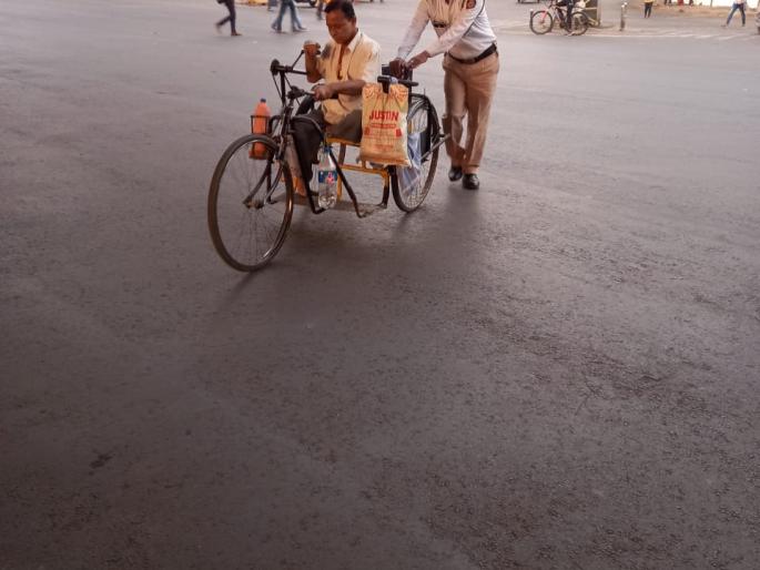 Traffic police also focus on pedestrian safety in Thane | ठाण्यात पादचाऱ्यांच्या सुरक्षिततेवरही वाहतूक पोलिसांचा भर Traffic police also focus on pedestrian safety in Thane | ठाण्यात पादचाऱ्यांच्या सुरक्षिततेवरही वाहतूक पोलिसांचा भर