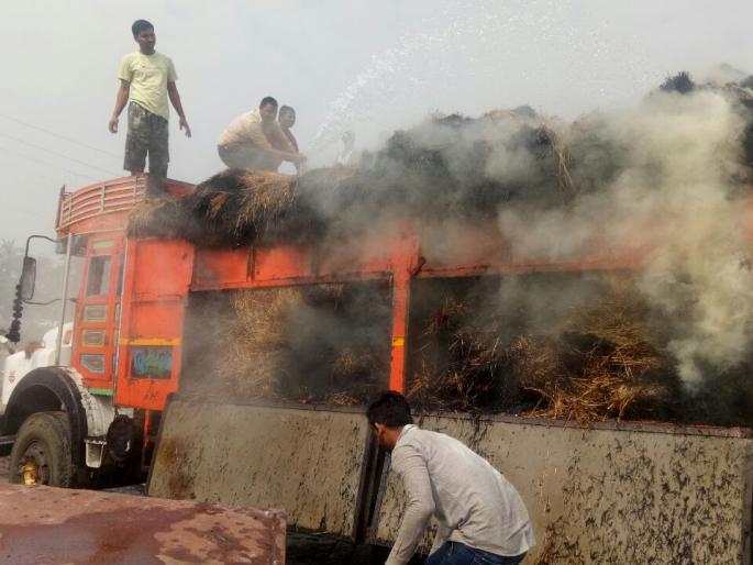 nashik,chetnanagar,grass,truck,burning | विद्युत तारांमुळे नागरे मळ्यात पेटला ट्रक nashik,chetnanagar,grass,truck,burning | विद्युत तारांमुळे नागरे मळ्यात पेटला ट्रक