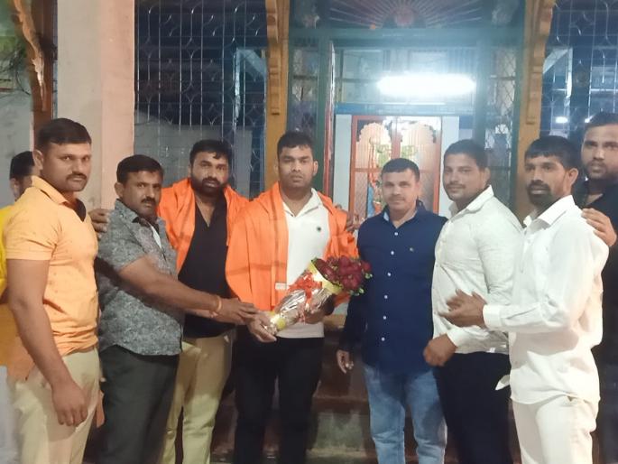Wrestler Ramesh Kukde felicitated for winning bronze medal | ब्रांझ पदक मिळविणाऱ्या पहिलवान रमेश कुकडे यांचा सत्कार Wrestler Ramesh Kukde felicitated for winning bronze medal | ब्रांझ पदक मिळविणाऱ्या पहिलवान रमेश कुकडे यांचा सत्कार