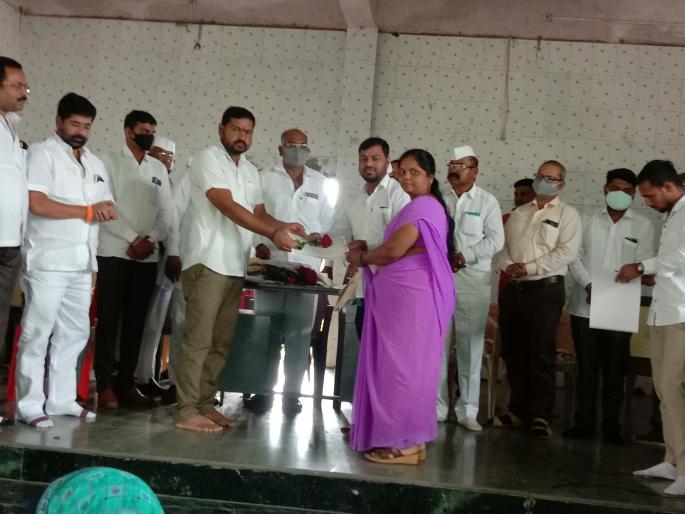 Corona Warriors felicitated at Wadiwarhe | वाडिवऱ्हे येथे कोरोना योदध्यांचा सत्कार