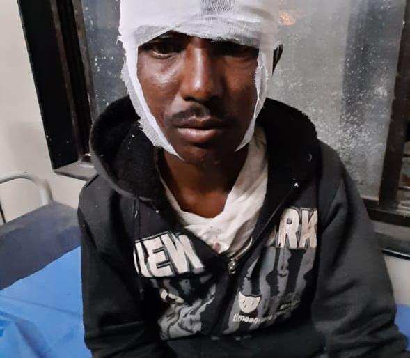 Leopard attacks young shepherd | बिबट्याचा मेंढपाळ तरुणावर हल्ला