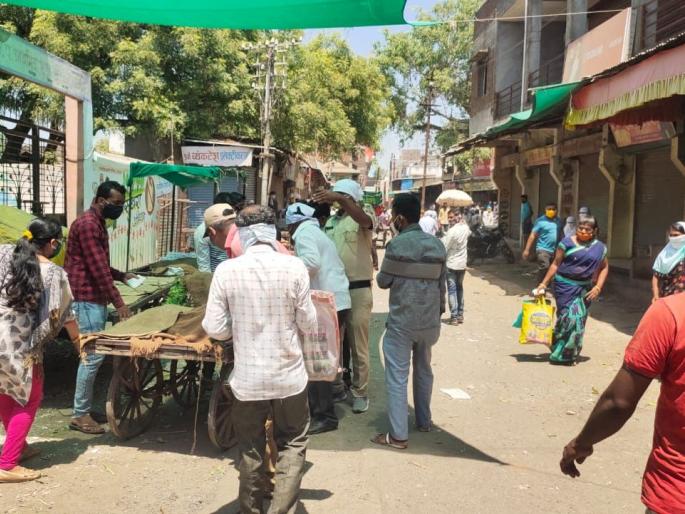 Punitive action against 10 shops in Parola, fine of Rs 12,000 recovered | पारोळ्यात १० दुकानांवर दंडात्मक कारवाई, १२ हजारांचा दंड वसूल Punitive action against 10 shops in Parola, fine of Rs 12,000 recovered | पारोळ्यात १० दुकानांवर दंडात्मक कारवाई, १२ हजारांचा दंड वसूल