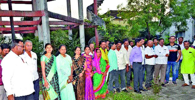 Bitter water filled two water bodies | कडवाच्या पाण्याने दोन जलकुंभ भरले Bitter water filled two water bodies | कडवाच्या पाण्याने दोन जलकुंभ भरले