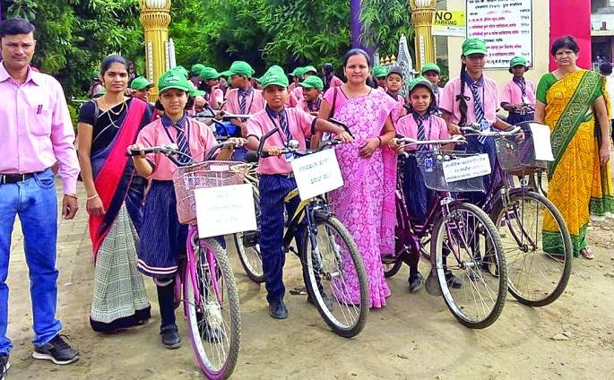 Children take inatiative for balance the environment | पर्यावरण संतुलन राखण्यासाठी सरसावले चिमुकले Children take inatiative for balance the environment | पर्यावरण संतुलन राखण्यासाठी सरसावले चिमुकले