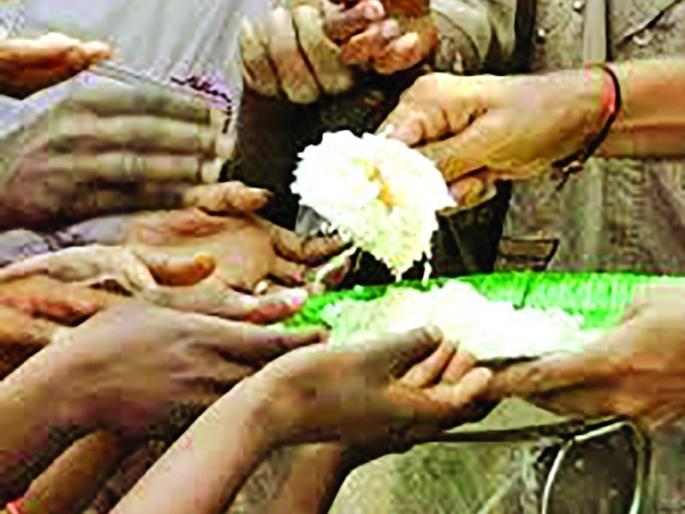 Meal for the hungry': an initiative run by the youth of Washim | एक घास ‘भुकेल्यांसाठी’ : वाशिमच्या युवकांनी चालविला उपक्रम Meal for the hungry': an initiative run by the youth of Washim | एक घास ‘भुकेल्यांसाठी’ : वाशिमच्या युवकांनी चालविला उपक्रम