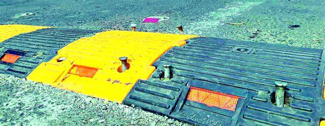 The survival of the speed-driven driver | गतिरोधक उठले वाहनचालकांच्या जीवावर The survival of the speed-driven driver | गतिरोधक उठले वाहनचालकांच्या जीवावर