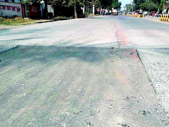The streets of billions have thousands piled | कोट्यवधींच्या रस्त्याला हजारावर ठिगळं The streets of billions have thousands piled | कोट्यवधींच्या रस्त्याला हजारावर ठिगळं