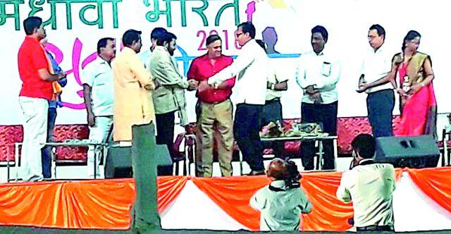 Vrutravriti Institutions in Vardha, Honor of the person | वर्धेतील सेवाव्रती संस्था, व्यक्तींचा सत्कार Vrutravriti Institutions in Vardha, Honor of the person | वर्धेतील सेवाव्रती संस्था, व्यक्तींचा सत्कार