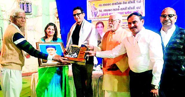 The award is not the achievement of success | पुरस्कारप्राप्ती यशाचे गमक नव्हे The award is not the achievement of success | पुरस्कारप्राप्ती यशाचे गमक नव्हे