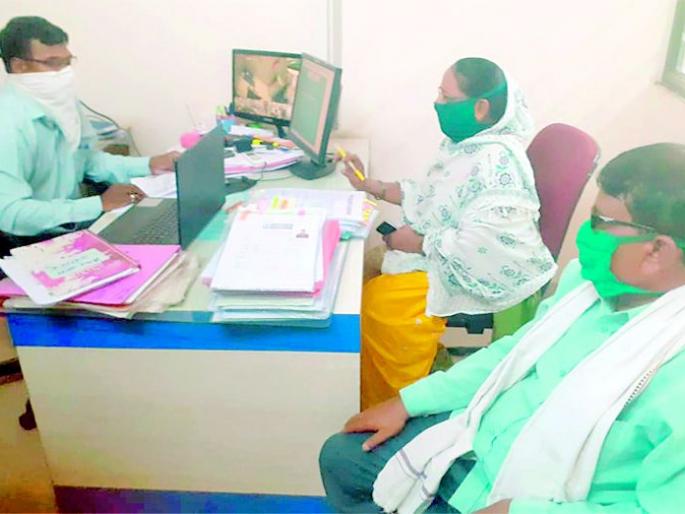 Farmers in the cycle of paperwork fulfillment | कागदपत्रे पूर्ततेच्या चक्रव्यूहात शेतकरी Farmers in the cycle of paperwork fulfillment | कागदपत्रे पूर्ततेच्या चक्रव्यूहात शेतकरी