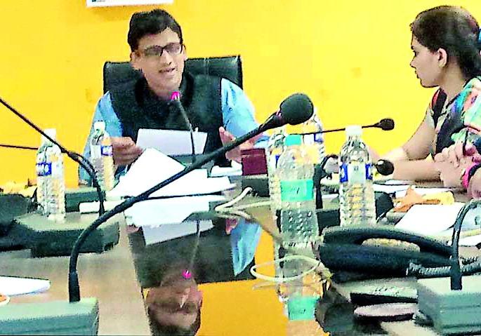 The government's blot on the pawn road scheme | पांदण रस्ते योजनेवर शासनाची मोहोर The government's blot on the pawn road scheme | पांदण रस्ते योजनेवर शासनाची मोहोर