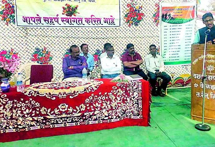 Farmers should be associated with agriculture | शेतकऱ्यांनी शेतीसोबत जोडधंदा करावा Farmers should be associated with agriculture | शेतकऱ्यांनी शेतीसोबत जोडधंदा करावा