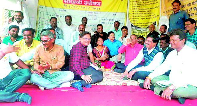 Behind the fasting of contractors | कंत्राटदारांचे उपोषण मागे Behind the fasting of contractors | कंत्राटदारांचे उपोषण मागे
