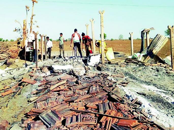 Two houses in Khardi, a fire | खर्डीपुऱ्यातील दोन घराला आग Two houses in Khardi, a fire | खर्डीपुऱ्यातील दोन घराला आग