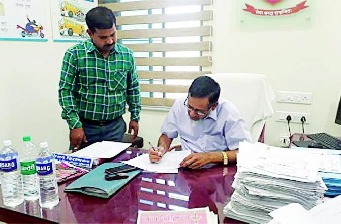 Three of the RTOs were released on bail | आरटीओतील तीनही दलालांची जामिनावर सुटका