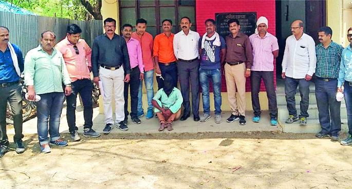 Confronted with cash, stabbed knife | रोख देण्यास विरोध केल्याने चाकूने भोसकले