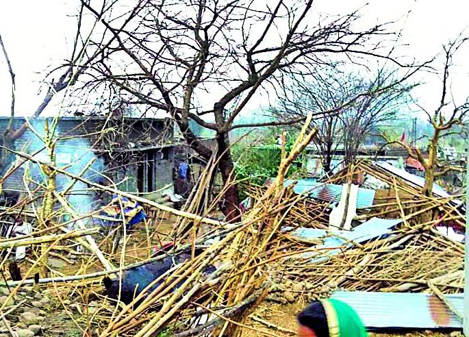 Karanja threw hail on the second day | कारंजाला दुसऱ्याही दिवशी गारपिटीने झोडपले Karanja threw hail on the second day | कारंजाला दुसऱ्याही दिवशी गारपिटीने झोडपले