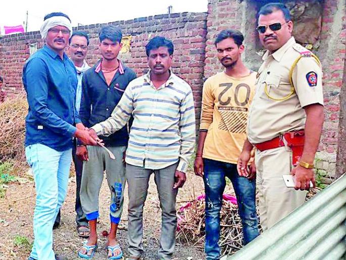 Those who spread the terrorists were arrested with a sword | दहशत पसरविणाऱ्यास तलवारीसह अटक Those who spread the terrorists were arrested with a sword | दहशत पसरविणाऱ्यास तलवारीसह अटक