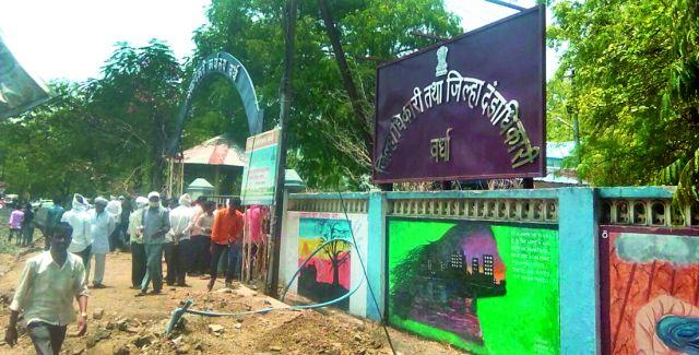 An angry citizen hit the district | संतप्त नागरिक जिल्हाकचेरीवर धडकले An angry citizen hit the district | संतप्त नागरिक जिल्हाकचेरीवर धडकले