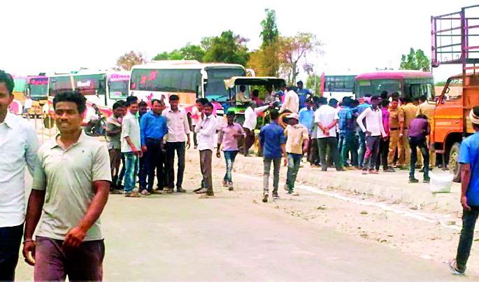 Road to the villagers | गावकऱ्यांचा रास्तारोको Road to the villagers | गावकऱ्यांचा रास्तारोको