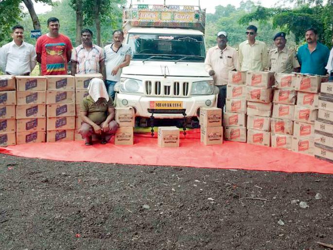 13.8 lakh foreign liquor stock with the vehicle seized | वाहनासह १३.८ लाखांचा विदेशी दारूसाठा जप्त 13.8 lakh foreign liquor stock with the vehicle seized | वाहनासह १३.८ लाखांचा विदेशी दारूसाठा जप्त