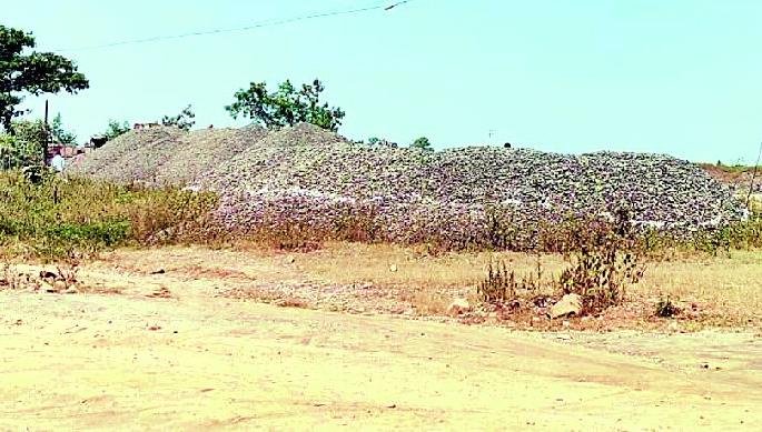 Government seized Thirteen mining sites of Yelakeli | येळाकेळी येथील १३ खाणपट्टे शासनजमा Government seized Thirteen mining sites of Yelakeli | येळाकेळी येथील १३ खाणपट्टे शासनजमा