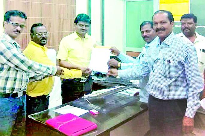 Healthcare workers begin chakri agitation | आरोग्य कर्मचारी चकरी आंदोलनाच्या तयारीत Healthcare workers begin chakri agitation | आरोग्य कर्मचारी चकरी आंदोलनाच्या तयारीत