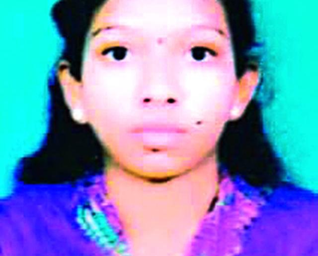 The maiden killed a strange accident | विचित्र अपघातात युवती ठार