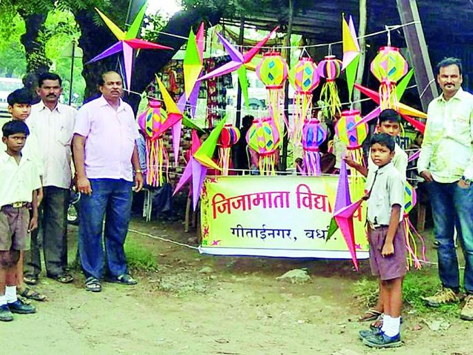 The skyline made by the students is in the market | विद्यार्थ्यांनी बनविलेले आकाश कंदील बाजारात The skyline made by the students is in the market | विद्यार्थ्यांनी बनविलेले आकाश कंदील बाजारात