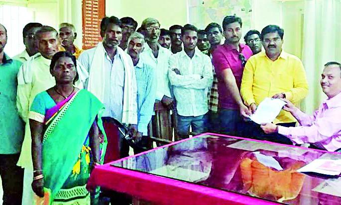 Inspection of Goji cheaper food from the supply officer | पुरवठा अधिकाºयाकडून गोजीच्या स्वस्त धान्य दुकानाची तपासणी Inspection of Goji cheaper food from the supply officer | पुरवठा अधिकाºयाकडून गोजीच्या स्वस्त धान्य दुकानाची तपासणी