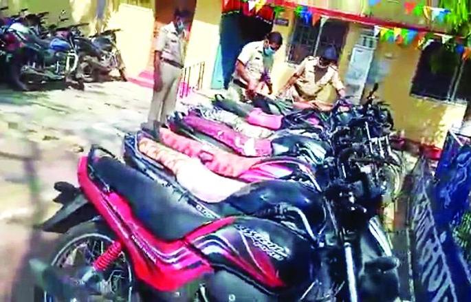 Washim: violation of communications ban; ४३० Vehicles confiscated | वाशिम : संचारबंदीचे उल्लंघन; ४३० वाहने जप्त