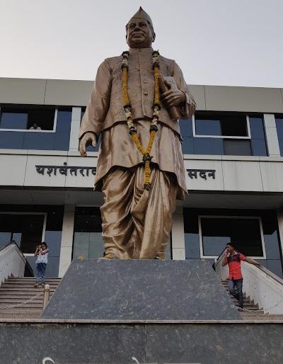 Demand for erection of statue of Yashwantrao Chavan | यशवंतराव चव्हाण यांंचा पुतळा उभारण्याची मागणी Demand for erection of statue of Yashwantrao Chavan | यशवंतराव चव्हाण यांंचा पुतळा उभारण्याची मागणी