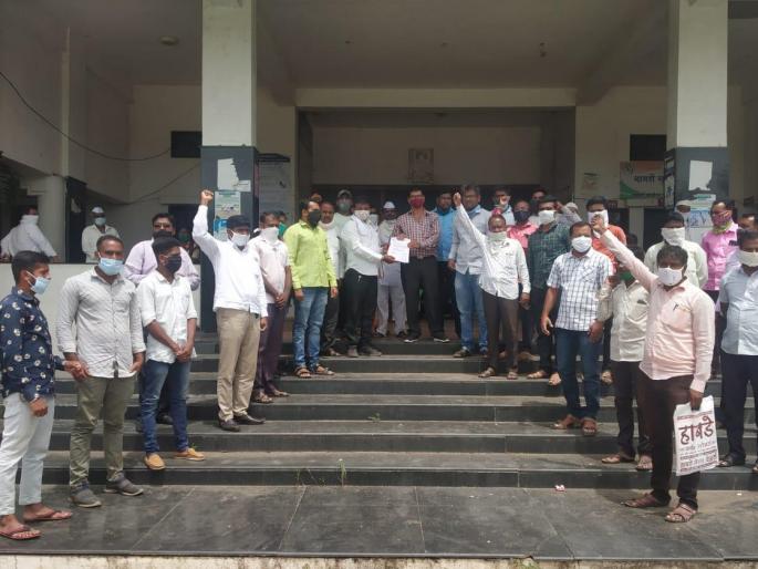 Statement of Maratha community to Tehsildar in Yeola | येवल्यात मराठा समाजाचे तहसिलदारांना निवेदन