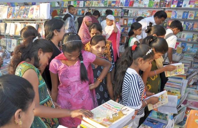 Sale of books worth Rs. 4 crore in Yavatmal samelan | यवतमाळच्या संमेलनात चार कोटींच्या पुस्तकांची विक्री Sale of books worth Rs. 4 crore in Yavatmal samelan | यवतमाळच्या संमेलनात चार कोटींच्या पुस्तकांची विक्री