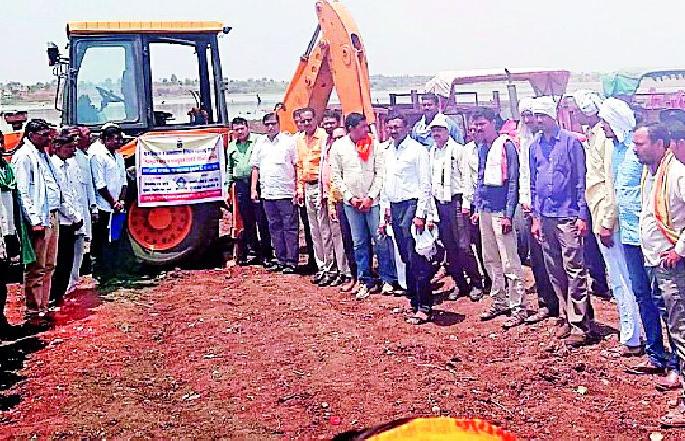 The pelvic drainage from the dam | पाथ्रड धरणातून गाळाचा उपसा