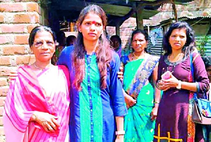 Suneeta Banlari, a soldier in a chapel of Chadra, made a fugitive | विडूळच्या चंद्रमौळी झोपडीतील सुनीता बनली फौजदार