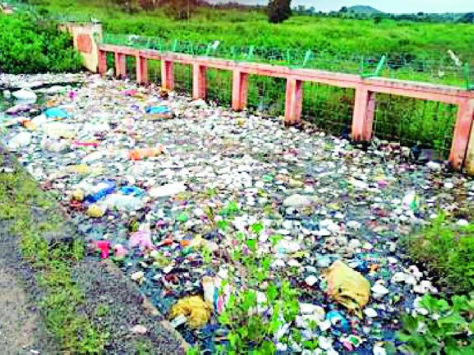 Supporting pollution while saying goodbye to the gods | दैवतांना निरोप देताना प्रदूषणाला पाठबळ Supporting pollution while saying goodbye to the gods | दैवतांना निरोप देताना प्रदूषणाला पाठबळ
