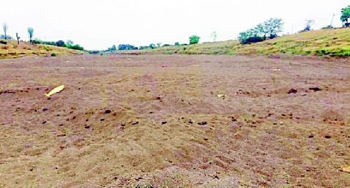 Even after the order of the Collector's office, thirsty thirsty | जिल्हाधिकाऱ्यांच्या आदेशानंतरही ढाणकी तहानलेलीच Even after the order of the Collector's office, thirsty thirsty | जिल्हाधिकाऱ्यांच्या आदेशानंतरही ढाणकी तहानलेलीच