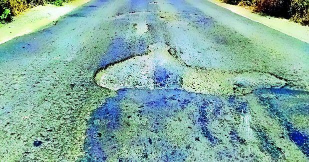 The old quality has always been replaced by new roads, but the new roads are only broken | जुन्यांचा दर्जा कायम, नवे रस्ते मात्र उखडले