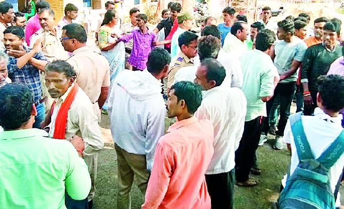 The farmers hit the Ner police station | शेतकरी नेर पोलीस ठाण्यावर धडकले The farmers hit the Ner police station | शेतकरी नेर पोलीस ठाण्यावर धडकले