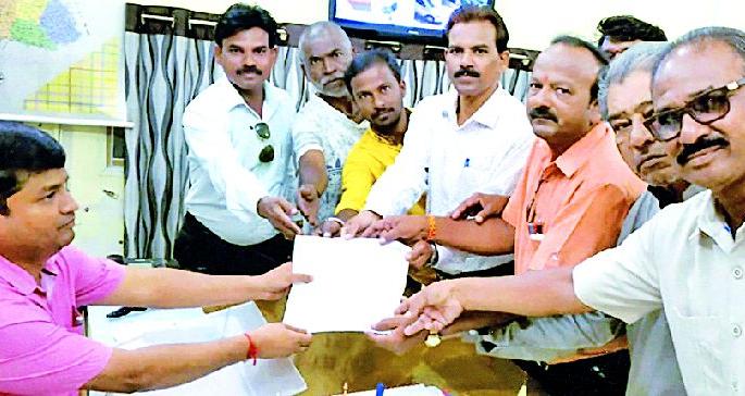 Charmakar Sambambhadh hit the ground | चर्मकार समाजबांधव कचेरीवर धडकले Charmakar Sambambhadh hit the ground | चर्मकार समाजबांधव कचेरीवर धडकले