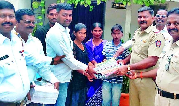 Transportation police help | वाहतूक पोलिसांचा मदतीचा हात Transportation police help | वाहतूक पोलिसांचा मदतीचा हात