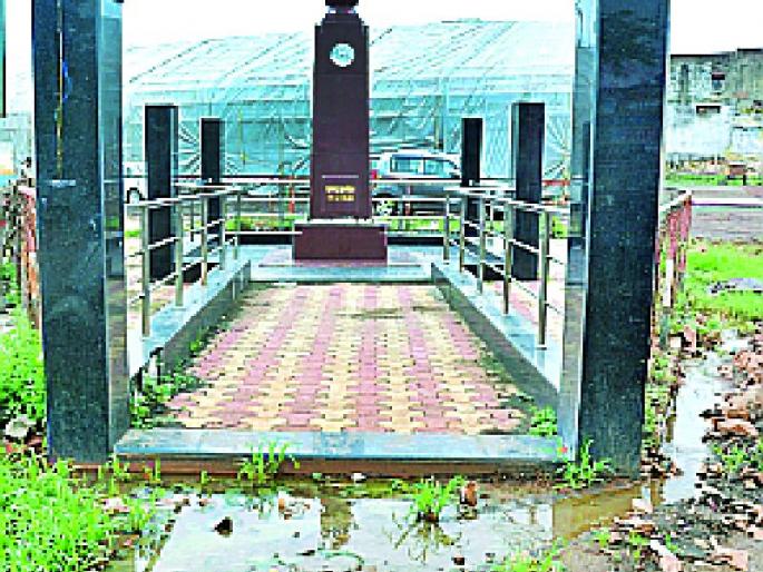 Victory pillar in the Azad Maidan is dirty | आझाद मैदानातील विजयस्तंभ घाणीच्या विळख्यात Victory pillar in the Azad Maidan is dirty | आझाद मैदानातील विजयस्तंभ घाणीच्या विळख्यात