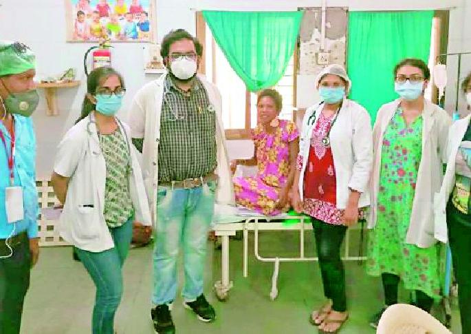 Save the life of a tribal mother at the door of death | मरणाच्या दारात आदिवासी मातेला जीवदान