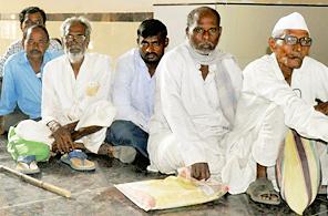 Farmer's bread bills at the credit centers | शेतकरी भाकरी बांधून कर्जमाफीच्या केंद्रांवर Farmer's bread bills at the credit centers | शेतकरी भाकरी बांधून कर्जमाफीच्या केंद्रांवर