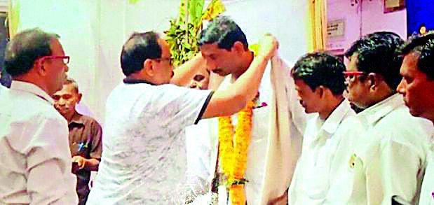 Felicitates members of 'Bhashki wall' | ‘माणूसकीची भिंत’ सदस्यांचा सत्कार