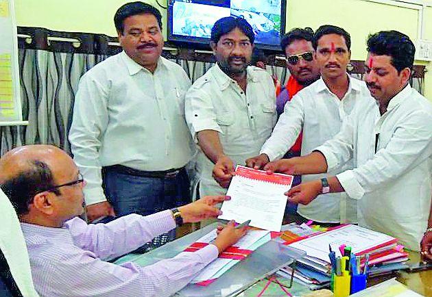 MNS took education, marriage responsibility | मनसेने घेतली शिक्षण, लग्नाची जबाबदारी MNS took education, marriage responsibility | मनसेने घेतली शिक्षण, लग्नाची जबाबदारी