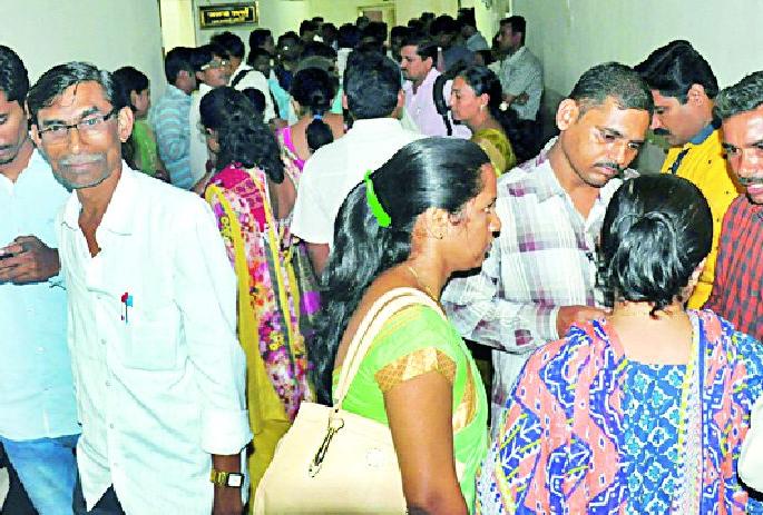 Zilla Parishad teacher's school for hearing | सुनावणीसाठी जिल्हा परिषदेत शिक्षकांची जत्रा